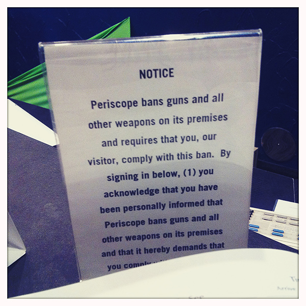 Omdat in Minnesota openbare wapendracht is toegestaan, worden bezoekers van Periscope verwittigd dat wapens niet toegelaten zijn in het gebouw.