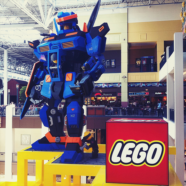 Alles is groter in The Mall of America. Ook de Lego store.